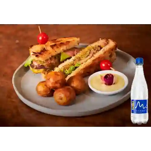 Combo Sándwich Club + Manantial Sin Gas 600 ml