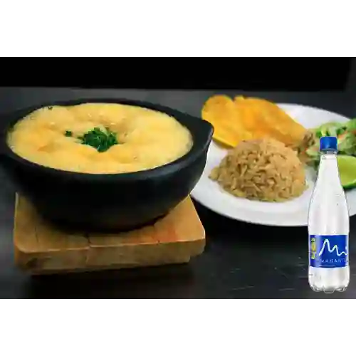 Combo Cazuela de Mariscos + Manantial Sin Gas 600 ml