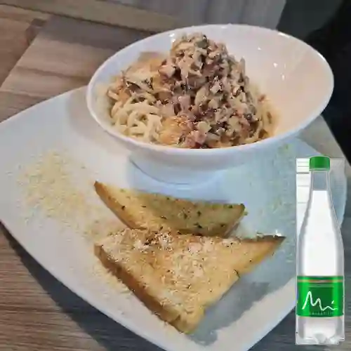 Combo Spagueti de Carbonara + Manantial con Gas 500 ml