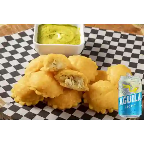 Combo Pastelitos Cóctel Pollo X10 + Aguila Light Lata 330ml