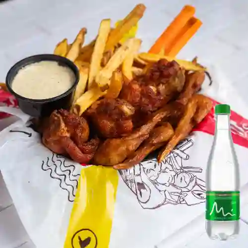 8 Alitas Clásicas +Papitas Naturales +Manantial c/Gas 600ml