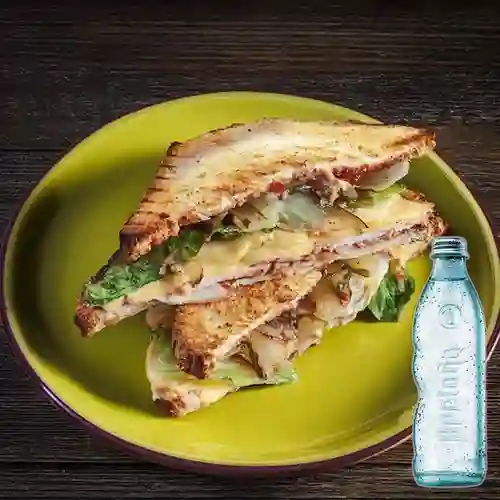 Combo Sándwich Pollo Tocineta + Bretaña 250 ml