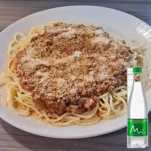 Combo Pasta Boloñesa + Manantial con Gas 500 ml