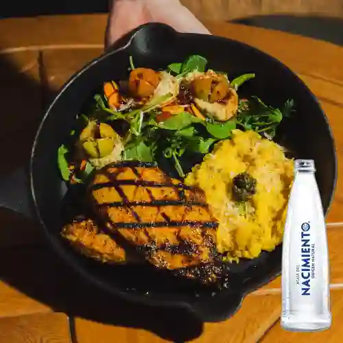 Combo Pollo Jerk + Agua Nacimiento 300 ml