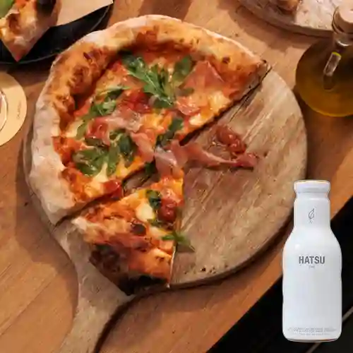 Pizza Jamón&Rúgula +Hatsu Blanco Carambolo&Flor Loto 400ml