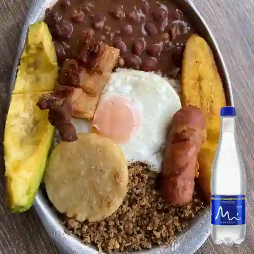 Combo Bandeja Paisa + Manantial Sin Gas 600ML