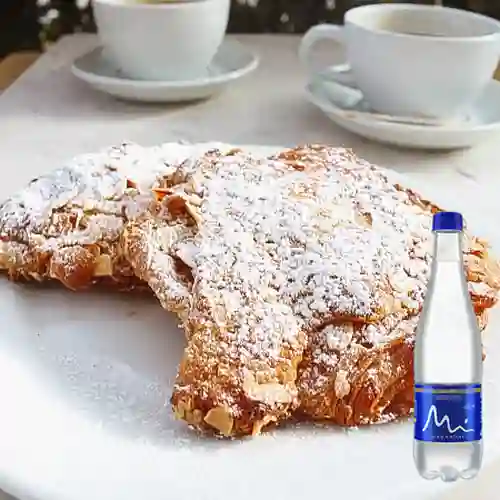 Combo Croissant Almendras + Manantial Sin Gas 600ML