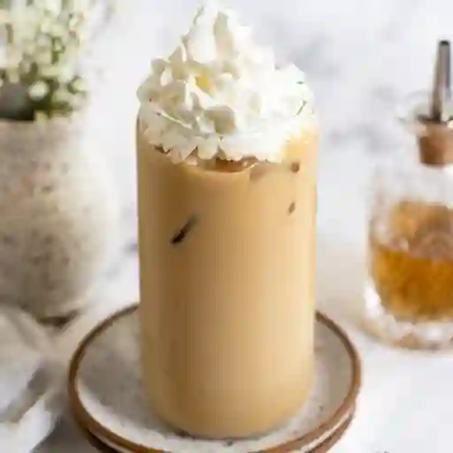 Iced latte con chantilly