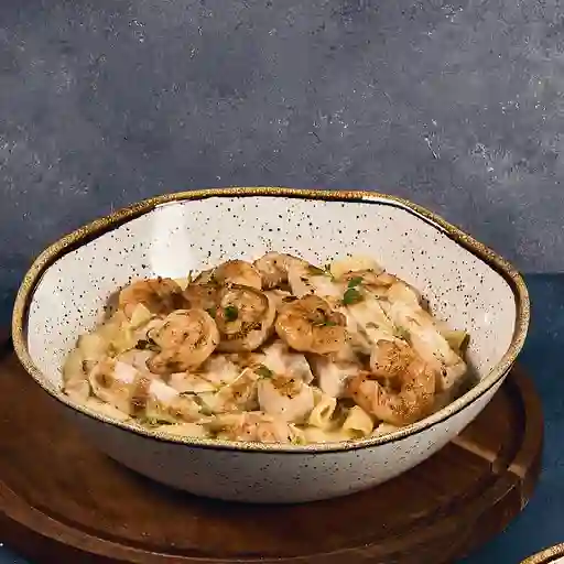 Camarón y pollo carbonara