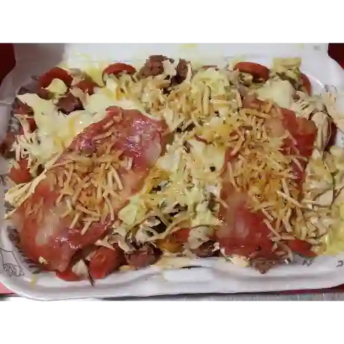 Salchipapa Tocineta y Queso