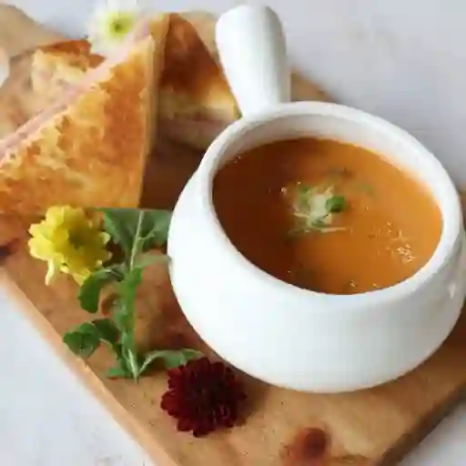 Crema de tomate con sandwich de quesos