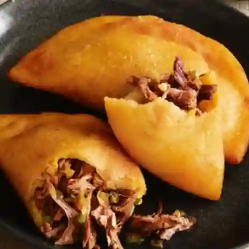 Empanada Grande de Carne Desmechada