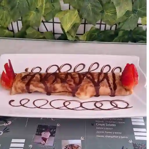 Crepe de fresas, queso y chocolate