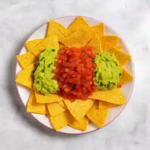 Nachos Con Guacamole Y Salsa De Pimenton