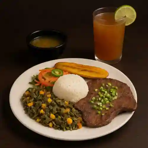 Hígado Encebollado con Verdura Caliente