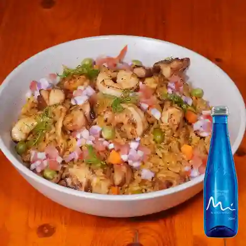 Combo Arroz con Mariscos + Agua Mineral