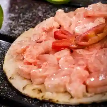 Arepa Camarones en Salsa Rosada
