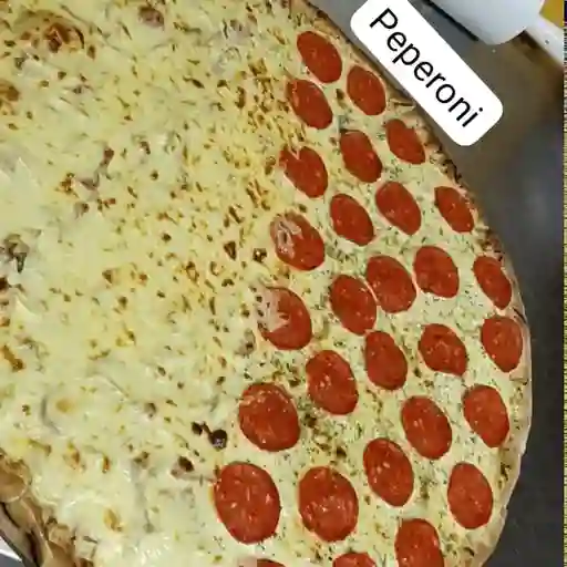 Pizza de 50x50 pepperoni (8 porciones)