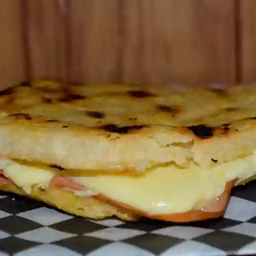 Arepa con Jamón y Queso