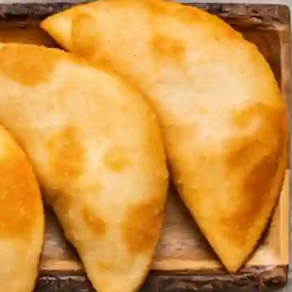 Mega Empanada de Queso y Chorizo