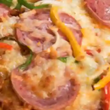 Pizza de Chorizo con Pimientos y Cebolla