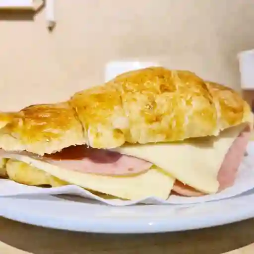 Croissant Relleno de Jamón y Queso