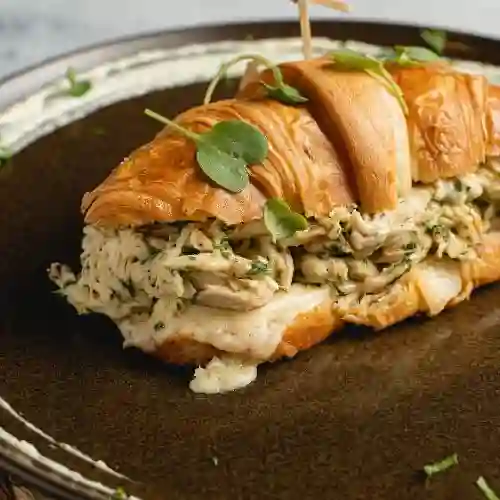 Croissant Pollo y Tocineta