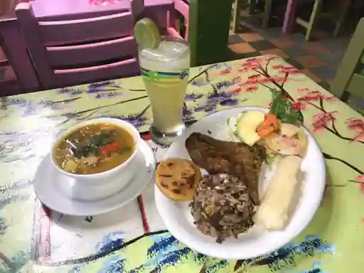 Plato Típico con Limonada