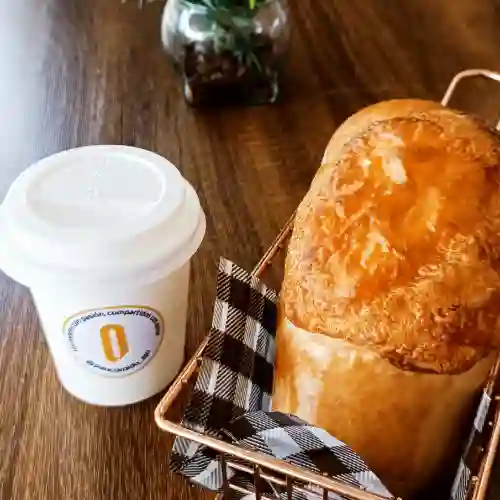 Pan de Jamon y Queso con Bebida Caliente