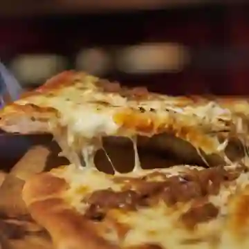 Pizza Cebolla Caramelizada y Queso