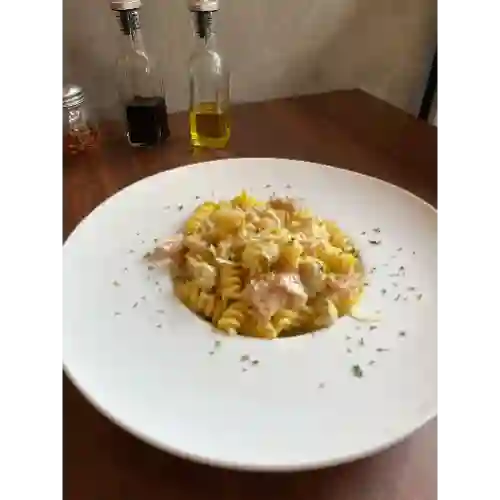 Pasta con Salsa Pollo Grillé y Tocineta