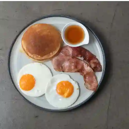Pancakes con Huevo y Tocineta