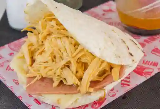 Arepa de Pollo Jamón y Queso