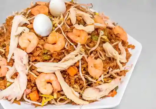 Arroz Chow Fan con Pollo y Camarones