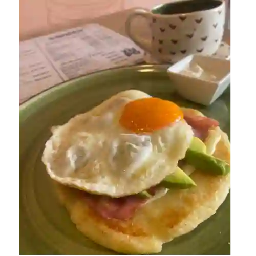 Arepita con Jamón de Pavo y Huevo