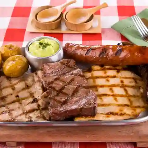 Parrilla mixta (res, cerdo, pechuga)
