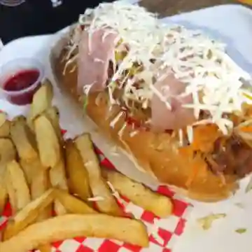 Combo Perro Especial con Papas y Bebida