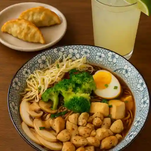 Ramen pollo + 2 gyozas + bebida