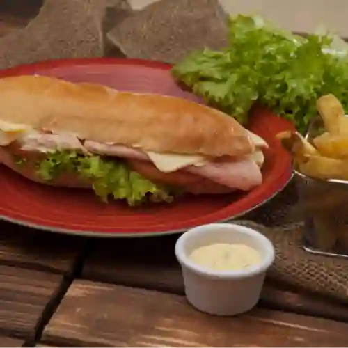 Sándwich Clásico en Combo