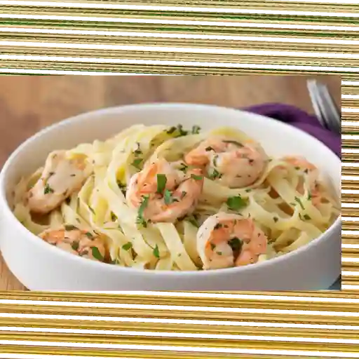 Fetuccini alfredo con camarones