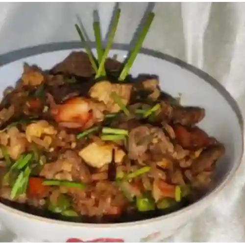 Arroz Yakimeshi + 1 Bebida