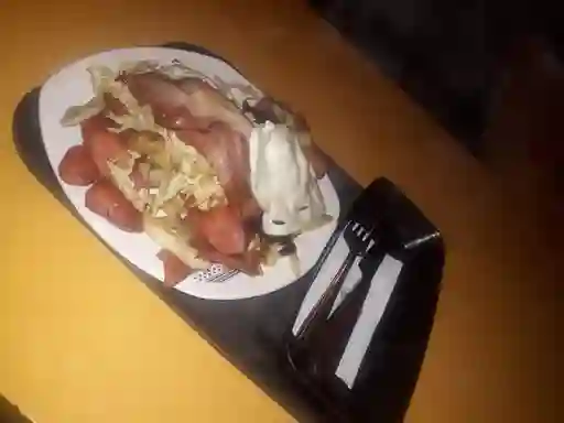 Salchipapa con Pollo y Tocineta