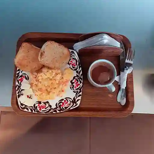 Huevos Pericos + Waffles de Fruta
