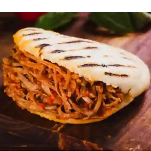 Arepa con Carne Mechada