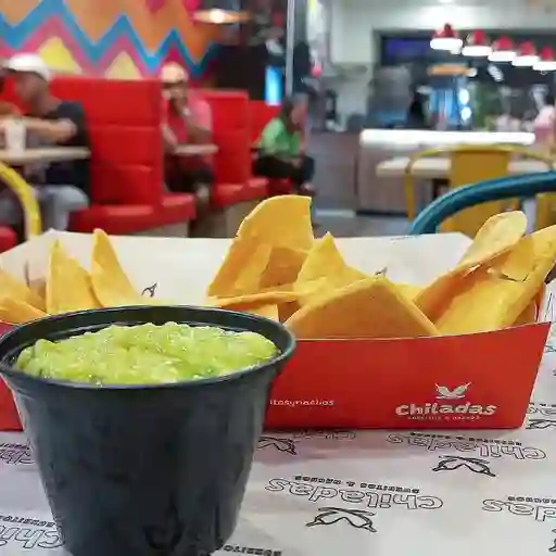 Nachos sencillos con guacamole