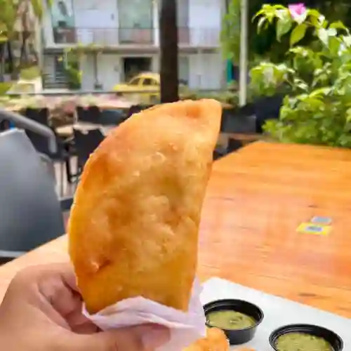 Empanada de Pollo Mechado