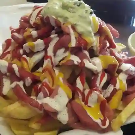 Salchipapa grande para 3 o 4 personas.