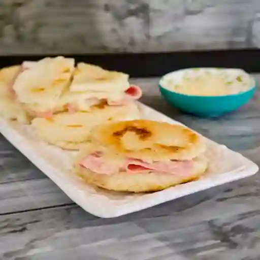 Arepa con Jamón y Queso