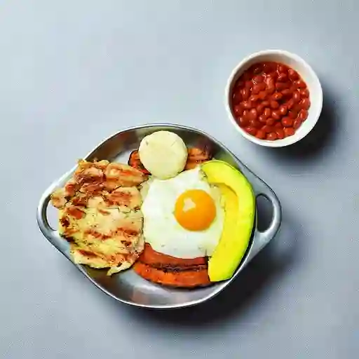Bandeja Típica con Pechuga de Pollo