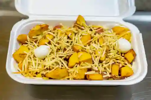 Salchipapa explosiva